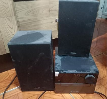 PHILIPS (MICRO MUSIC SYSTEM BTM2310/93) (Category: Soundbars, Speakers & Amplifiers) located in Caloocan City. Submitted by roxsell.00 (Listing ID 1456322389, Image 1). Description: - Philips Micro -Fi System - Includes main unit and two black speakers - Excellent for playing music - Some dust visible on unit and speakers - Sold as is.