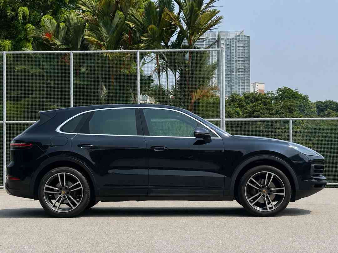 Porsche Cayenne 3.0 (A) (Category: Used Cars) located in Singapore. Submitted by signaturemotors (Listing ID 1456312836, Image 3). Description: Showroom: 237 ALEXANDRA ROAD 237 Alexandra Road #02-04 Singapore 159929 1 Owner! Full Agent Maintained! Still Under Warranty! Moonlight Blue Metallic Paintwork With Black/Bordeaux Red Two-Tone Leather Interior Combination. Come With Porsche Signature facelifted Four-Point Daytime Running Lights. Ambient L