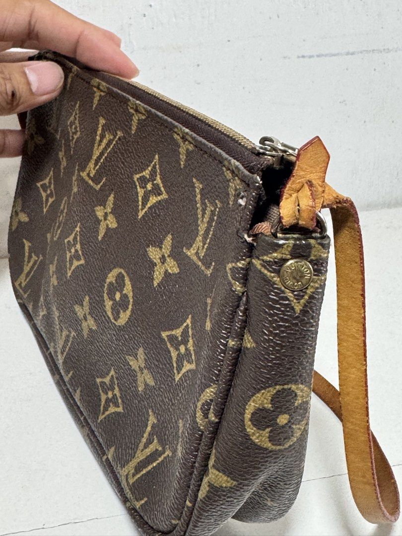 Pre loved bags LV pochette (Category: Shoulder Bags) located in Makati City. Submitted by itsmedimple (Listing ID 1456355827, Image 3). Description: Pre loved bags LV not guaranteed Kili bag Sign of usage in hardware and leather please see photos for reference No code With cracking on leather .