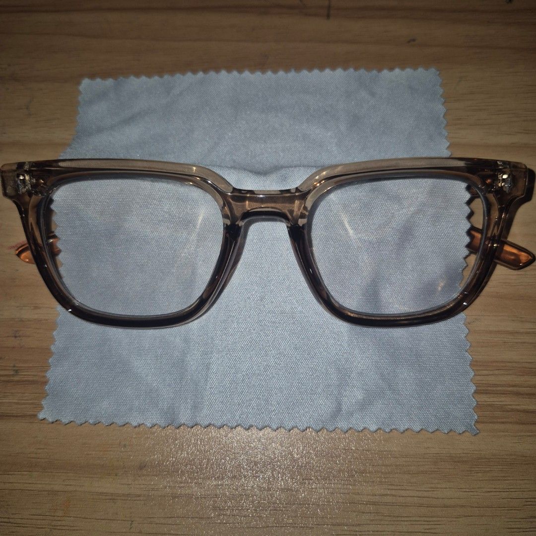 Rectangular Photochromic Glasses (Category: Sunglasses & Eyewear) located in Cavite. Submitted by alejm_ (Listing ID 1456259549, Image 1). Description: No issue. > photochromic. adapts to sunlight and outdoor brightness Comes with: pouch, microfiber cloth MOD: LBC only. SDD can be availed as long as I will be thecone to book.SF/DF to be shouldered by buyer MOP: Gcash.