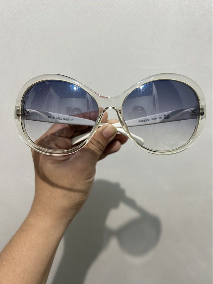 Romeo Gigli Oversized Oval Sunglasses (Category: Luxury Accessories) located in Quezon City. Submitted by jjsurplus_23 (Listing ID 1456381027, Image 3). Description: .