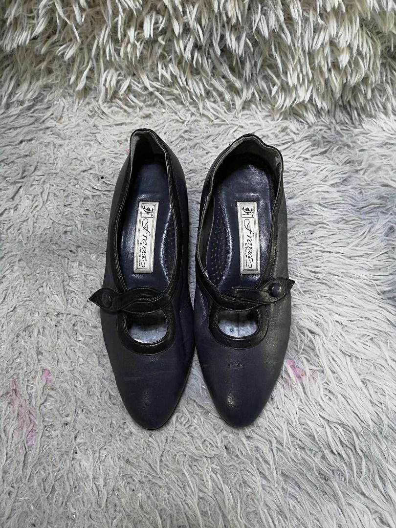 Rounded Toe Leather Low Heels (Category: Heels) located in Santa Cruz. Submitted by jmy_surplus.2 (Listing ID 1456367003, Image 2). Description: Size ; 24.5cm Color ; Black Type ; Heels Brand ; No brand Material ; Leather Style ; Low heeled Shoes LR 171 JMY 3 Batch #214.