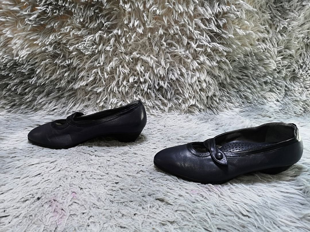 Rounded Toe Leather Low Heels (Category: Heels) located in Santa Cruz. Submitted by jmy_surplus.2 (Listing ID 1456367003, Image 3). Description: Size ; 24.5cm Color ; Black Type ; Heels Brand ; No brand Material ; Leather Style ; Low heeled Shoes LR 171 JMY 3 Batch #214.