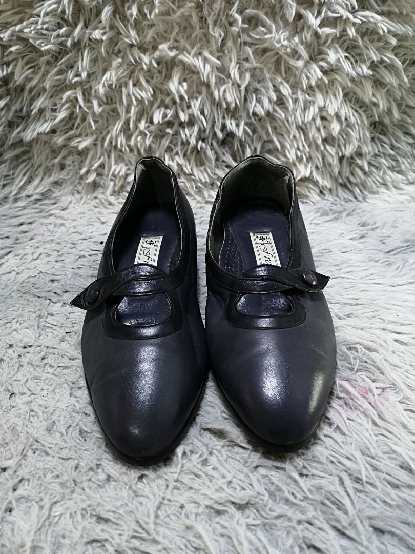 Rounded Toe Leather Low Heels (Category: Heels) located in Santa Cruz. Submitted by jmy_surplus.2 (Listing ID 1456367003, Image 1). Description: Size ; 24.5cm Color ; Black Type ; Heels Brand ; No brand Material ; Leather Style ; Low heeled Shoes LR 171 JMY 3 Batch #214.