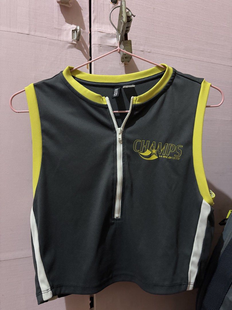 Original H&M Sleeveless Tank Top Medium (Category: Sleeveless) located in Makati City. Submitted by decluttering_acc (Listing ID 1456383747, Image 3). Description: .