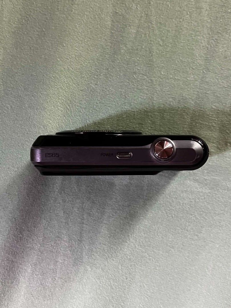 Samsung ES65 Digital Camera 5x Optical Zoom (Category: Cameras) located in Manila. Submitted by jielmabale (Listing ID 1456332566, Image 2). Description: SAMSUNG ES65⋆.𐙚 ̊. ♡ Details: It’s a compact digital camera with 10.2 megapixels CCD sensor. It features 5x optical zoom. Includes Face Detection, Digital Image Stabilization, Smart Auto, and various scene modes for easy point-and-shoot photography. Flash working, zoom working. ♡ Issues: No iss