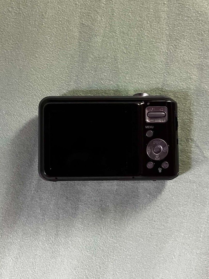 Samsung ES65 Digital Camera 5x Optical Zoom (Category: Cameras) located in Manila. Submitted by jielmabale (Listing ID 1456332566, Image 3). Description: SAMSUNG ES65⋆.𐙚 ̊. ♡ Details: It’s a compact digital camera with 10.2 megapixels CCD sensor. It features 5x optical zoom. Includes Face Detection, Digital Image Stabilization, Smart Auto, and various scene modes for easy point-and-shoot photography. Flash working, zoom working. ♡ Issues: No iss