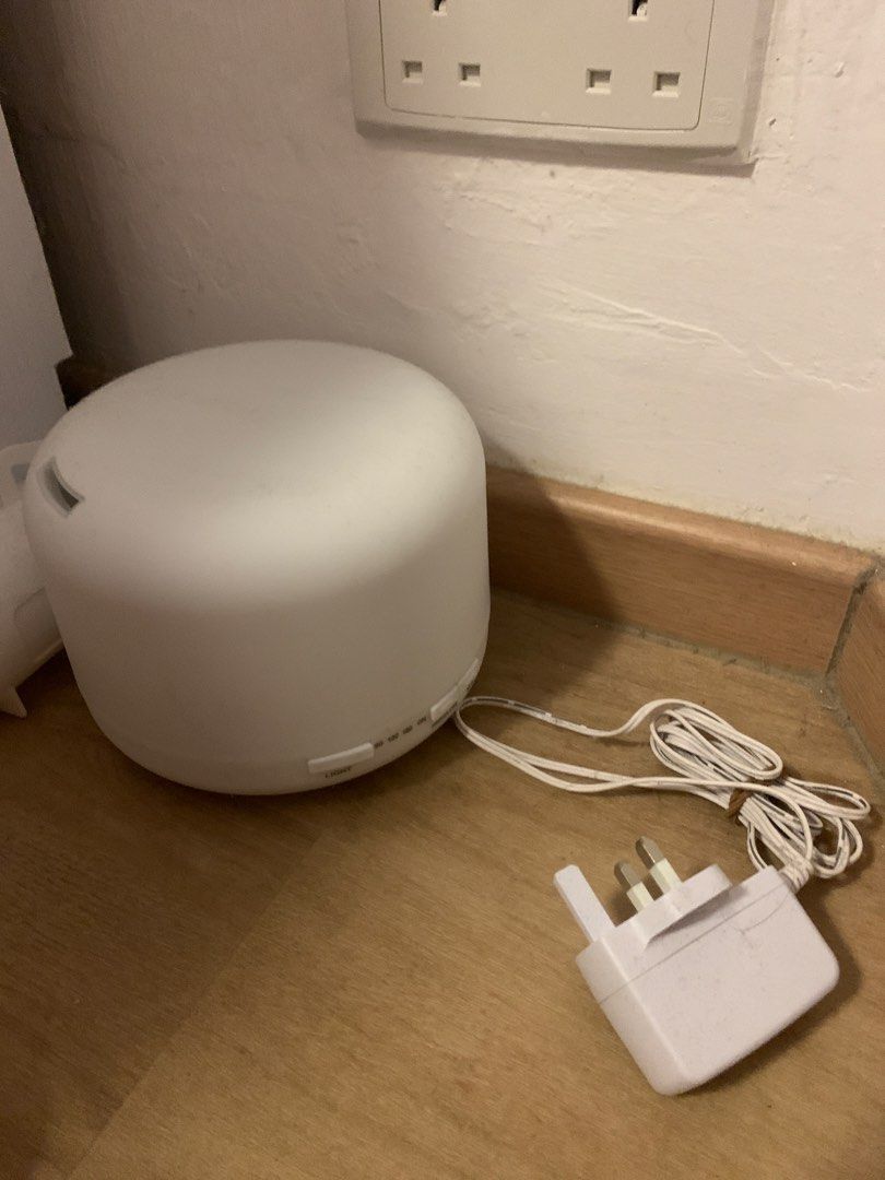 Scent Diffuser (Category: Air Purifiers & Dehumidifiers) located in Singapore. Submitted by ppooff (Listing ID 1456327253, Image 1). Description: - scent diffuser, fully functional, - lights up, giving room a warm, cozy and fragrant ambience.