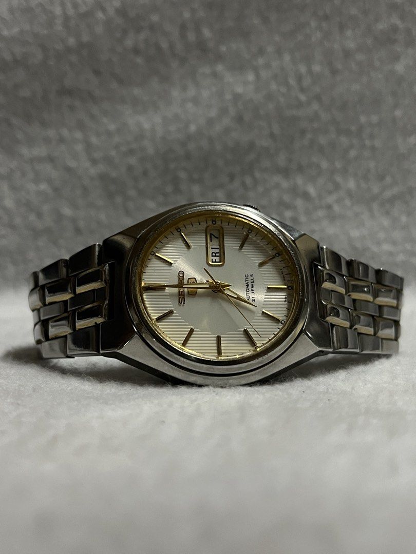 Seiko 5 7S26-00Y0 (Category: Men's Watches) located in Cagayan de Oro. Submitted by classictimepieces (Listing ID 1456246549, Image 2). Description: timeless elegance with a touch of vintage charm. Featuring a refined silver textured dial, elegant gold-tone hands and markers, and the subtle two-tone detailing gives this automatic timepiece a sophisticated look that works effortlessly from casual to formal. ▸ 7S26 movement ▸ Automatic (Self-windin
