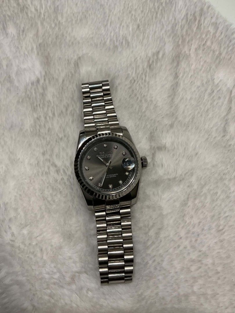 Seiko Oyster Perpetual Datejust (Category: Luxury Watches) located in Caloocan City. Submitted by eyeshieldtwentyone20-13490 (Listing ID 1456368048, Image 2). Description: - Genuine Seiko watch - Elegant diamond dial - Durable stainless steel band - Convenient date window at 3 o'clock - Classic fluted bezel - Secure clasp closure - Excellent working condition - Perfect for daily wear.