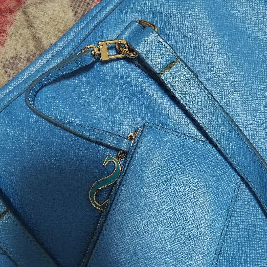Sisley Leather Shoulder Bag /Tote (Category: Luxury Bags & Wallets) located in Bulacan. Submitted by brandedbagspreloved (Listing ID 1456318862, Image 2). Description: Korea Bought no rubber lining issue and no bakbak pwede sa maarte minor pls check pictures for other details last price posted plus shipping Large size very nice and amoy bago.