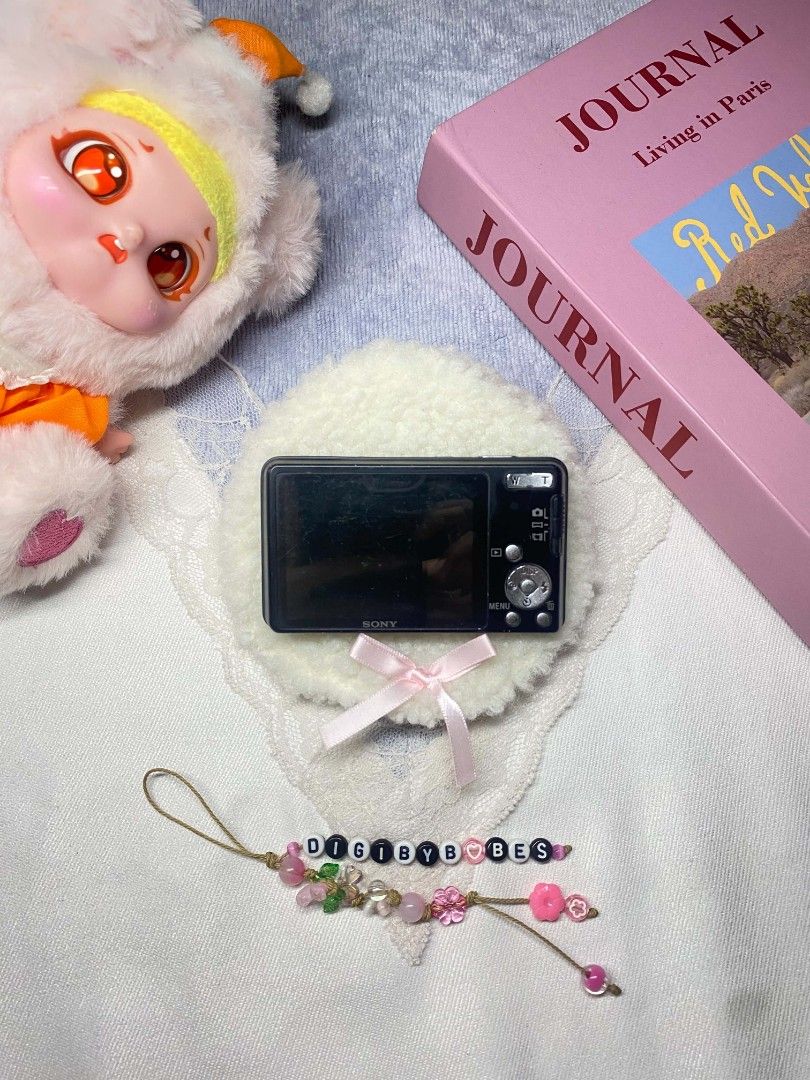 SONY CYBERSHOT DSC-W350 DIGITAL CAMERA DIGICAM (Category: Cameras) located in Manila. Submitted by jade_snap (Listing ID 1456375083, Image 2). Description: ✧⁠* SONY CYBERSHOT DSC-W350 ♡ ₱5,499 nego 🩰Specs: *.' 14.1 MP *.' 4x optical zoom *.' ISO 80 to 3200 *.' super HAD CCD sensor 🎞️ Condition: ७९ all buttons are working, zoom, flash, video and audio ७९ body condition: 8/10 ७९ no battery lock but still has a battery door-not really an issue (ur