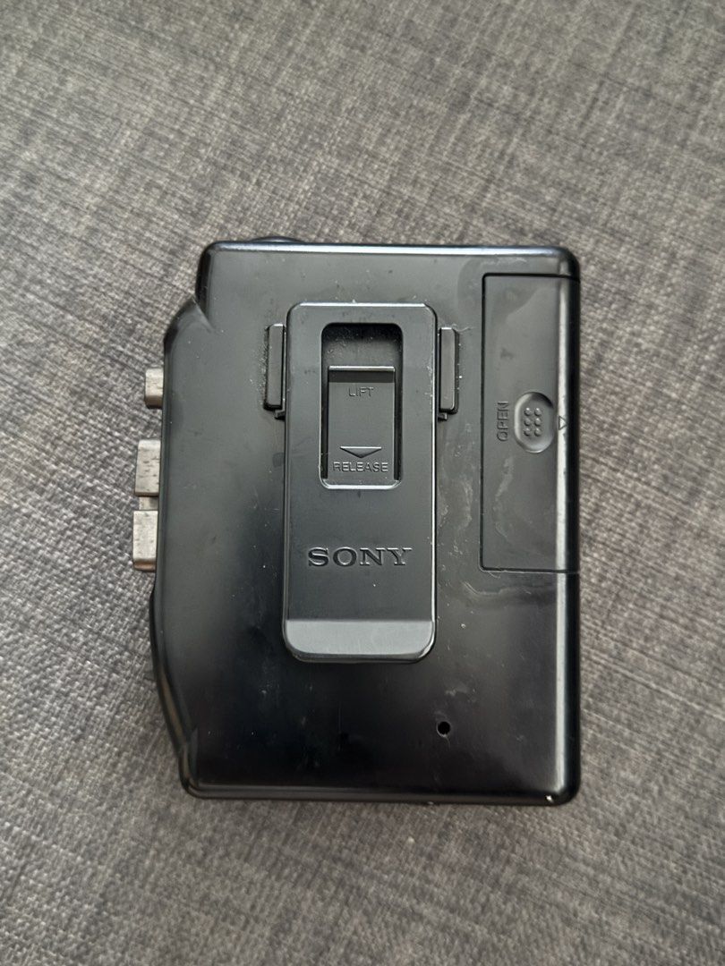 Sony Walkman Cassette Player (NOT WORKING) (Category: Portable Music Players) located in Pasig City. Submitted by mmelchor (Listing ID 1456315833, Image 3). Description: -NOT WORKING -Sony Walkman WM-FX40 -FM/AM autoreverse cassette player -Selling others as well but I don’t have any that work.