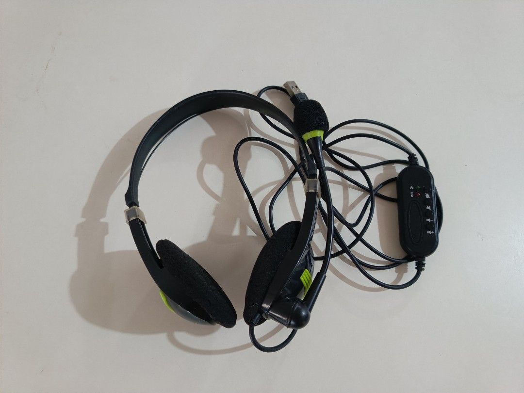 TP-Link Wi-Fi Extender & USB Gaming Headset (Category: Other Gadgets) located in Taguig. Submitted by dhavegali48710 (Listing ID 1456256236, Image 2). Description: - TP-Link Wi-Fi Extender with power adapter - USB Gaming Headset with microphone and in-line controls - Enhance your Wi-Fi signal coverage - Ideal for gaming, online calls, and general internet use - Both items are tested and fully functional.