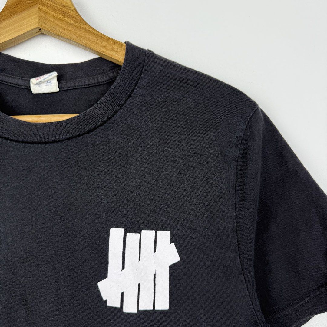 Undefeated Basic Logo Tee (Category: Tshirts & Polo Shirts) located in Taiping. Submitted by pipers.my (Listing ID 1456393166, Image 3). Description: Size M (pit 18 length 26) Condition 8/10 •pinhole on armpit Measurement in inch.