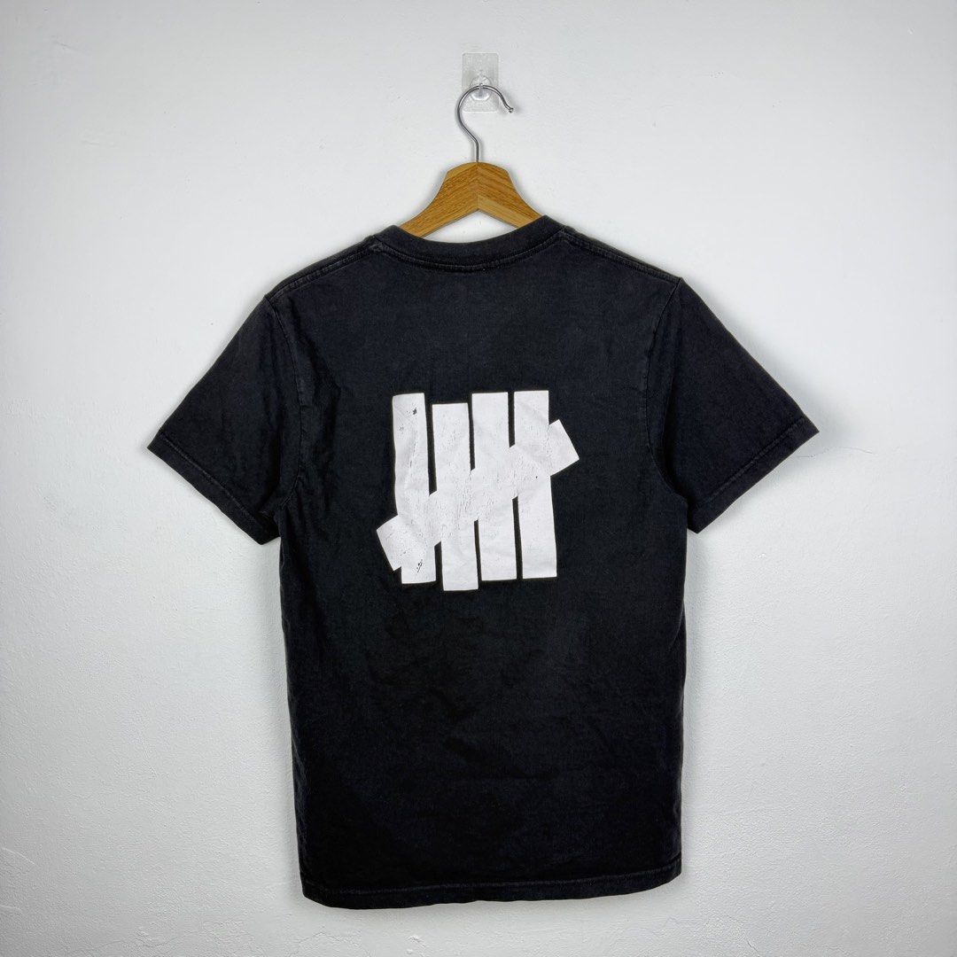 Undefeated Basic Logo Tee (Category: Tshirts & Polo Shirts) located in Taiping. Submitted by pipers.my (Listing ID 1456393166, Image 2). Description: Size M (pit 18 length 26) Condition 8/10 •pinhole on armpit Measurement in inch.