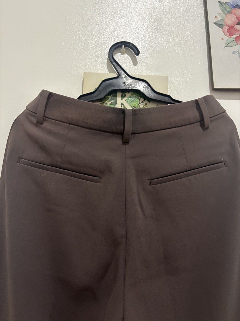 Uniqlo Drape Flared Pants Trousers in Grey (Small) (Category: Other Bottoms) located in Paranaque City. Submitted by handledwcare (Listing ID 1456315632, Image 3). Description: 58cm issues: fallen hem, can be repaired. had my other trousers repaired in sm before.
