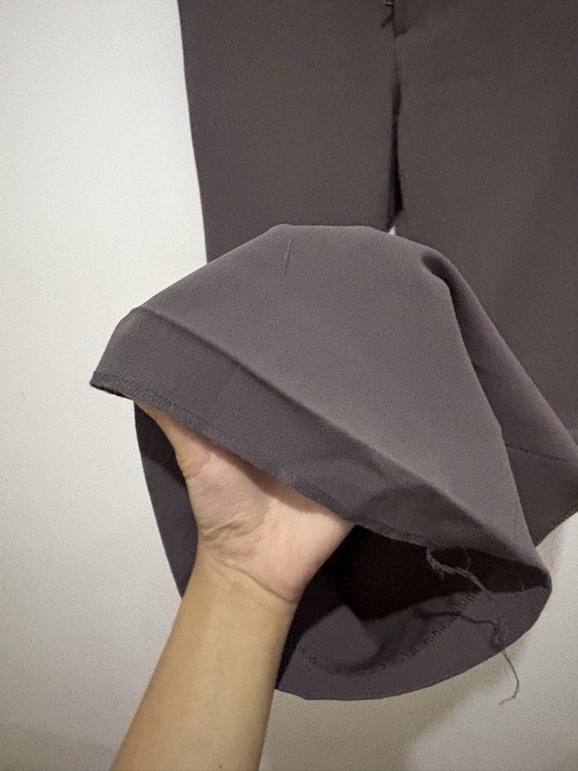 Uniqlo Drape Flared Pants Trousers in Grey (Small) (Category: Other Bottoms) located in Paranaque City. Submitted by handledwcare (Listing ID 1456315632, Image 2). Description: 58cm issues: fallen hem, can be repaired. had my other trousers repaired in sm before.