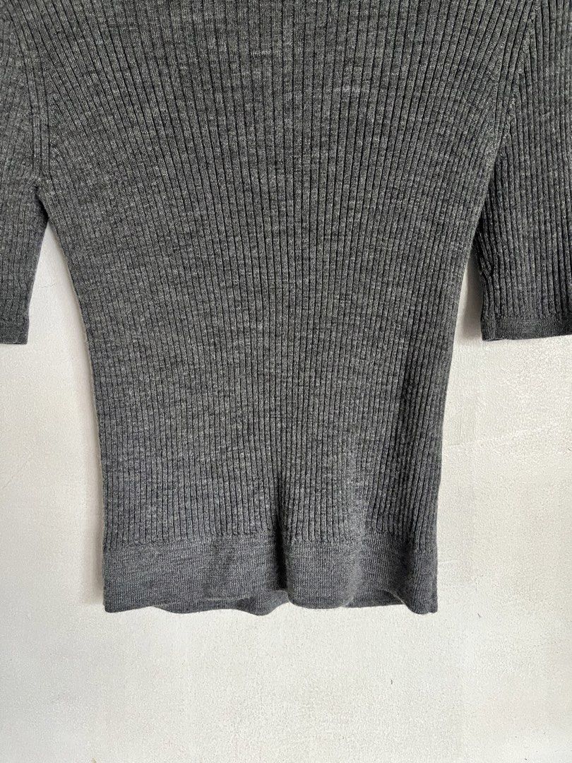 Uniqlo Merino 100% Wool Gray Blouse (Category: Blouses) located in Malabon City. Submitted by diyenss (Listing ID 1456420923, Image 3). Description: —used, in good condition —L size, made of 100% wool —no laid flat measurements —no when worn mop: gcash or bdo mod: sdd or gogo xpress loc: malabon city.