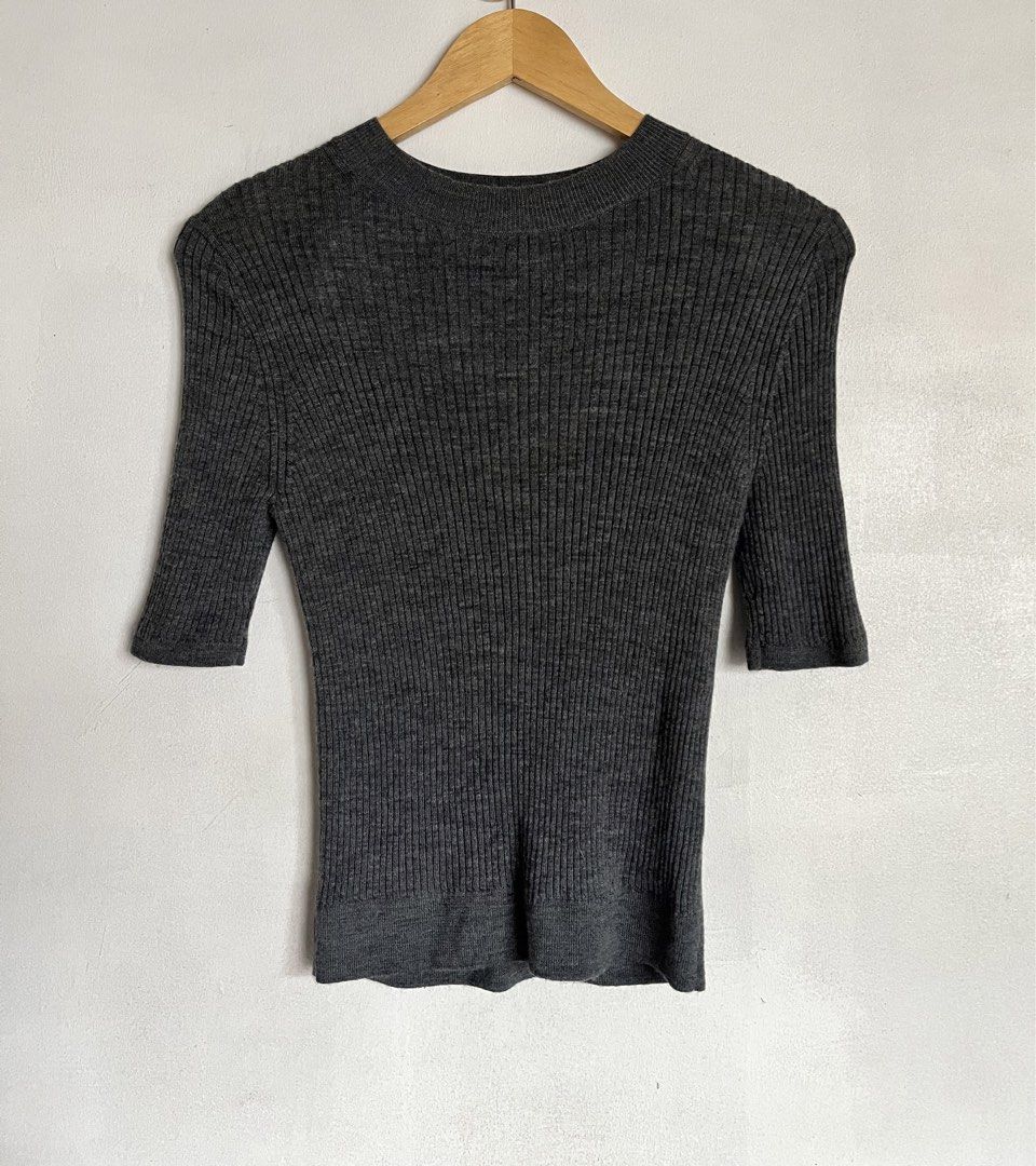 Uniqlo Merino 100% Wool Gray Blouse (Category: Blouses) located in Malabon City. Submitted by diyenss (Listing ID 1456420923, Image 2). Description: —used, in good condition —L size, made of 100% wool —no laid flat measurements —no when worn mop: gcash or bdo mod: sdd or gogo xpress loc: malabon city.