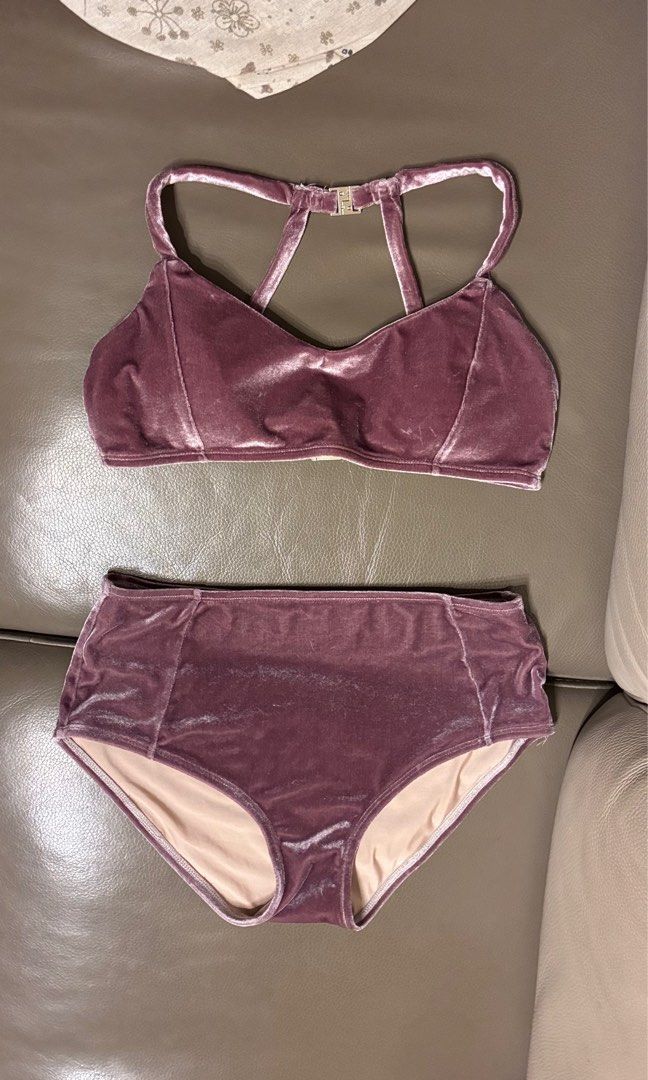 Velvet Dusty Rose Bikini Set 泳衣 比堅尼 比基尼 沙灘 粉紅 潛水 游水 游泳 海灘 玩水 浮潛 度假 內衣 胸圍 內褲 底褲 bra underwear top bottom beach （分類：泳衣）位於 Hong Kong。 由 lethingsbe 提交（商品編號 1456349251，圖片 4）。簡介： Size L。