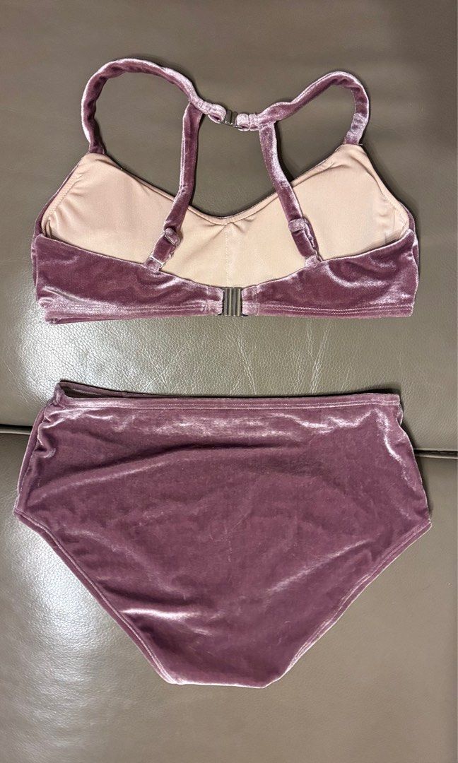 Velvet Dusty Rose Bikini Set 泳衣 比堅尼 比基尼 沙灘 粉紅 潛水 游水 游泳 海灘 玩水 浮潛 度假 內衣 胸圍 內褲 底褲 bra underwear top bottom beach （分類：泳衣）位於 Hong Kong。 由 lethingsbe 提交（商品編號 1456349251，圖片 5）。簡介： Size L。