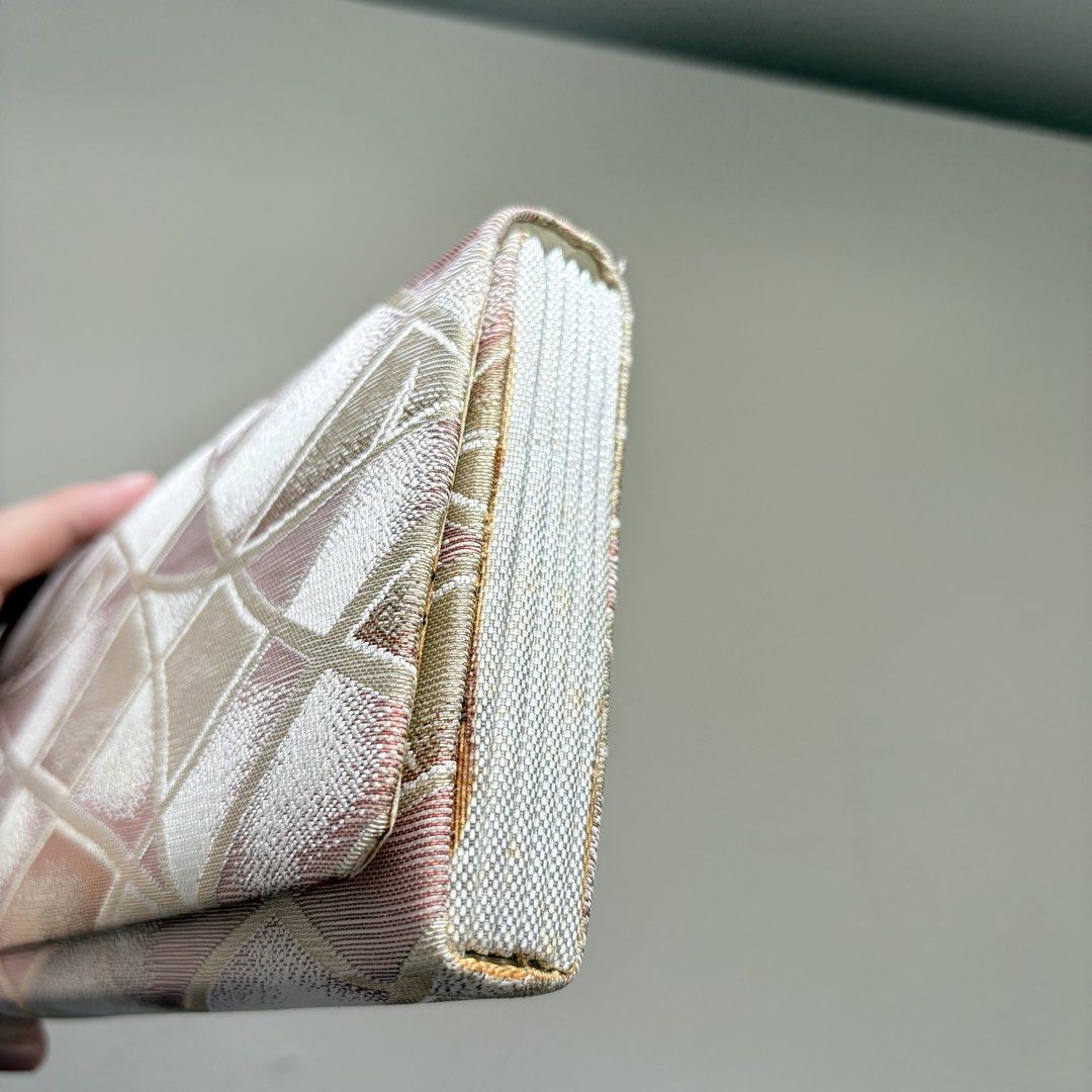VINTAGE CLUTCH BAG (Category: Clutches) located in Cainta. Submitted by prebyihellop (Listing ID 1456288105, Image 3). Description: What you see is what you get Good condition Issue— with minimal stain .