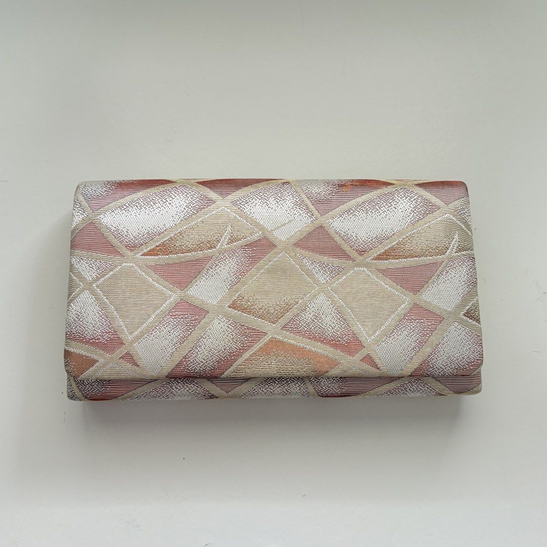 VINTAGE CLUTCH BAG (Category: Clutches) located in Cainta. Submitted by prebyihellop (Listing ID 1456288105, Image 1). Description: What you see is what you get Good condition Issue— with minimal stain .
