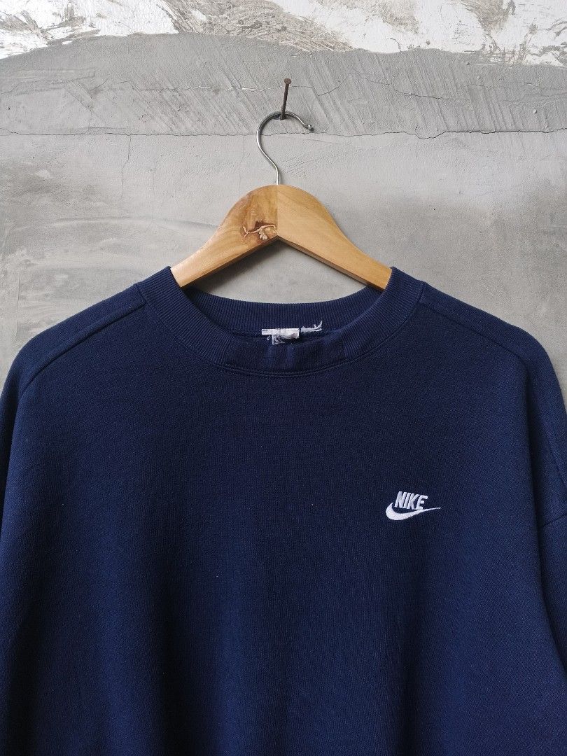 Vintage Nike Crewneck Longsleeve (Category: Coats, Jackets and Outerwear) located in Manila. Submitted by commonmwear (Listing ID 1456326419, Image 2). Description: •Still in very good condition •Honest issue is lints only, the rest still in good condition •10/10 color rate •25 Width •27 Length dm for more info!.