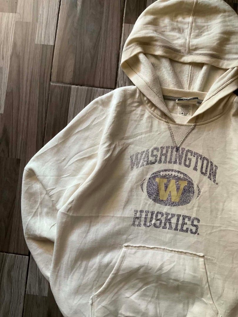 Vintage Washington Huskies Inside-Out Pullover hoodie (Category: Coats, Jackets and Outerwear) located in Cebu City. Submitted by lor3nn (Listing ID 1456249620, Image 3). Description: AUTHENTIC MENS VINTAGE HEAVYWEIGHT HOODIE Thickness: Heavyweight Condition: 10/10 (mint condition) Fit: Oversized Casual Size: M Best fit: L Details: - Classic faded & cracked "Washington Huskies" football graphic - distressed look with raw, frayed edges on the hem 