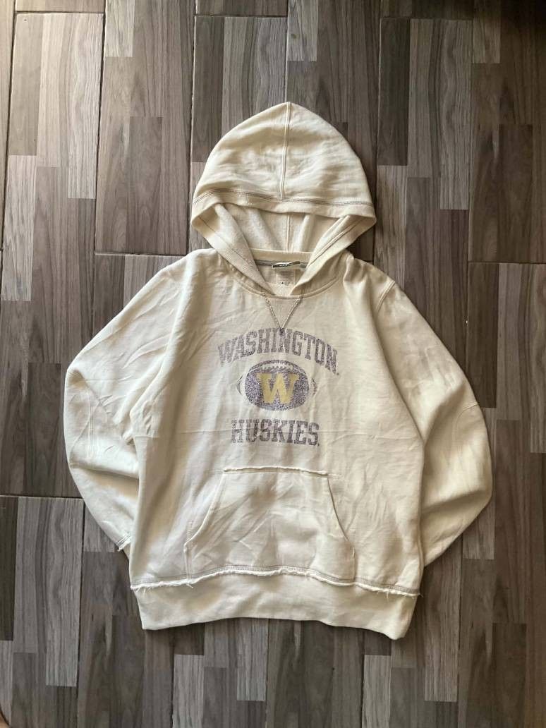 Vintage Washington Huskies Inside-Out Pullover hoodie (Category: Coats, Jackets and Outerwear) located in Cebu City. Submitted by lor3nn (Listing ID 1456249620, Image 2). Description: AUTHENTIC MENS VINTAGE HEAVYWEIGHT HOODIE Thickness: Heavyweight Condition: 10/10 (mint condition) Fit: Oversized Casual Size: M Best fit: L Details: - Classic faded & cracked "Washington Huskies" football graphic - distressed look with raw, frayed edges on the hem 