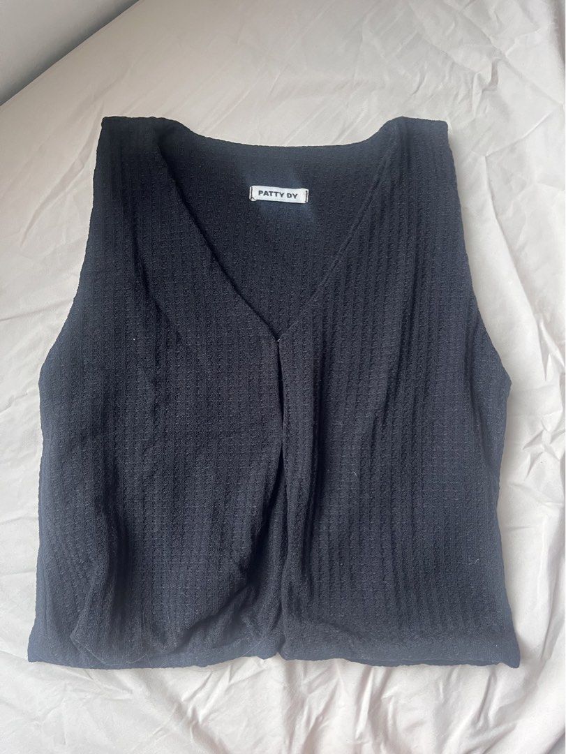 v-neck vest tops bundle (Category: Blouses) located in Quezon City. Submitted by flomilli (Listing ID 1456234634, Image 3). Description: clasp button.