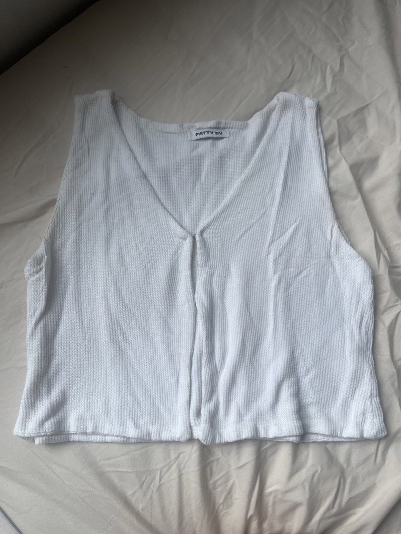 v-neck vest tops bundle (Category: Blouses) located in Quezon City. Submitted by flomilli (Listing ID 1456234634, Image 2). Description: clasp button.