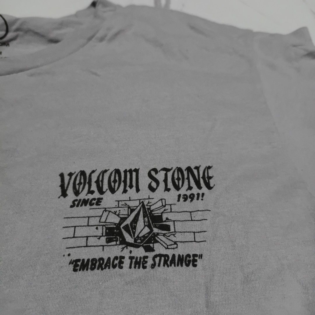 Volcom Tee (Category: Tshirts & Polo Shirts ) located in Caloocan City. Submitted by djredgie1682933 (Listing ID 1456330571, Image 3). Description: VOLCOM SIZE:MEDIUM DIMES:19x28.5 👉 400+SF 👉 EXCELLENT CONDITION 📩 DM FOR OTHER DETAILS 👉 NO RESERVATIONS 👉 PAYMENT FIRST 👉 NO COD,NO COP 💸 MOP:GCASH OR PALAWAN EXP. 🚛 COURIER:J&T ONLY.