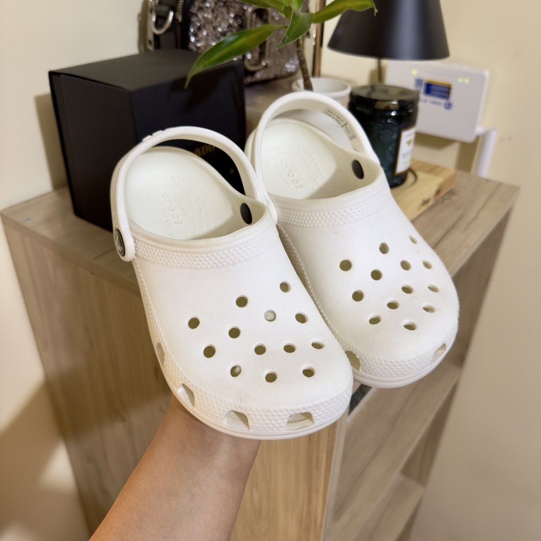 White Crocs Classic Clog Sandals (Category: Babies & Kids Fashion) located in Baguio. Submitted by shopple.ph (Listing ID 1456336160, Image 3). Description: C R 🐊 C S Classic for Kids You will never go wrong with classics! 😉 Size: c12 (US) | 29-30 (EU) | 18.5cm Condition: VGUC — please refer to posted photos 📌 What you see is what you get. 📌 Ukay source. Selected items. ❌ Payment first policy — No COD 💳 MOP: GCash / BPI / BDO / MariBank / Ma