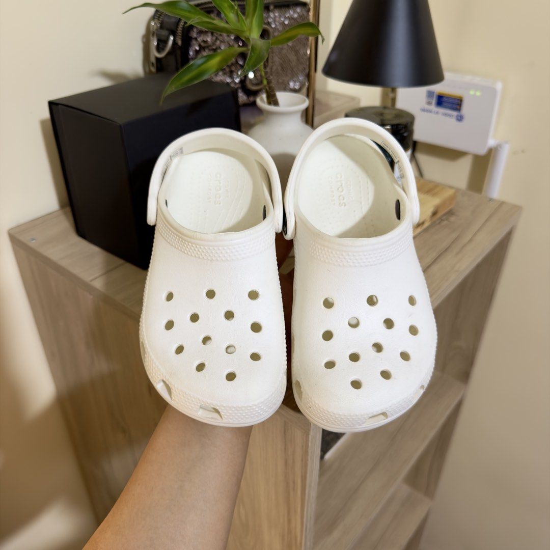 White Crocs Classic Clog Sandals (Category: Babies & Kids Fashion) located in Baguio. Submitted by shopple.ph (Listing ID 1456336160, Image 2). Description: C R 🐊 C S Classic for Kids You will never go wrong with classics! 😉 Size: c12 (US) | 29-30 (EU) | 18.5cm Condition: VGUC — please refer to posted photos 📌 What you see is what you get. 📌 Ukay source. Selected items. ❌ Payment first policy — No COD 💳 MOP: GCash / BPI / BDO / MariBank / Ma
