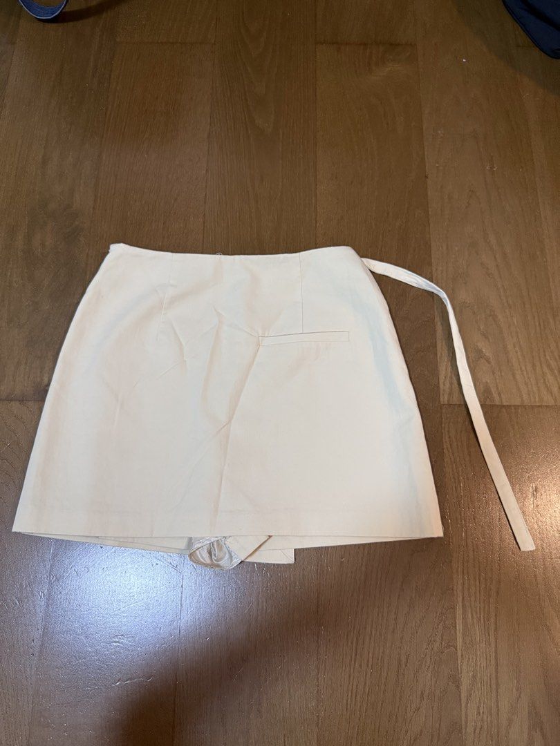 Zara Beige Wrap Skirt with Pocket (Category: Skirts) located in Makati City. Submitted by pautra (Listing ID 1456317715, Image 2). Description: - Zara beige wrap skirt - Size XS - Front pocket detail - Side tie closure - Really good quality - Never worn.