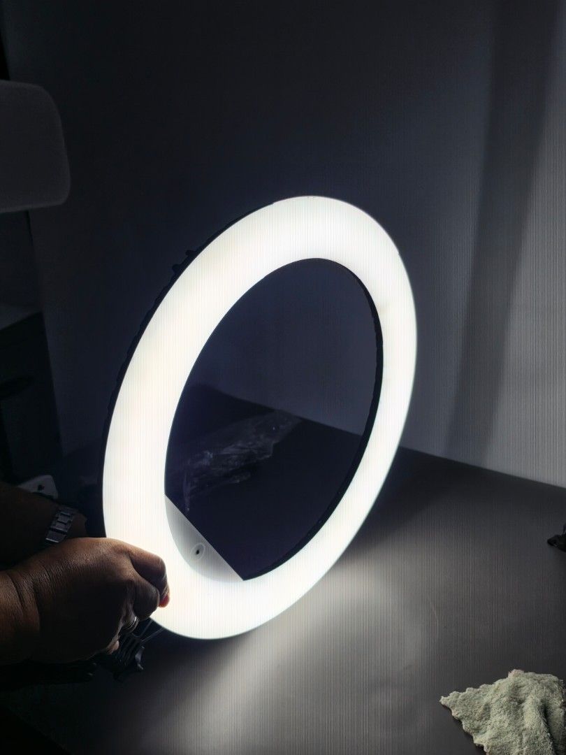 18" Ringlight No Stand (Category: Lighting) located in Quezon City. Submitted by snowflakes.specials (Listing ID 1456484868, Image 1). Description: Last stock with remote and phone clip.