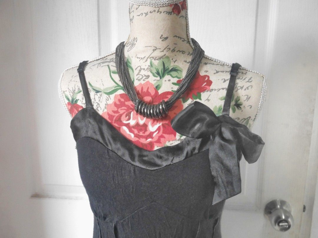 2000s Dark Coquette Shoujo Fatal Frame (Category: Sleeveless) located in Manila. Submitted by faiirytale (Listing ID 1456574412, Image 2). Description: ♡ . tank top ribbon · small · adjustable straps · LunaChix (brand) ₱100.