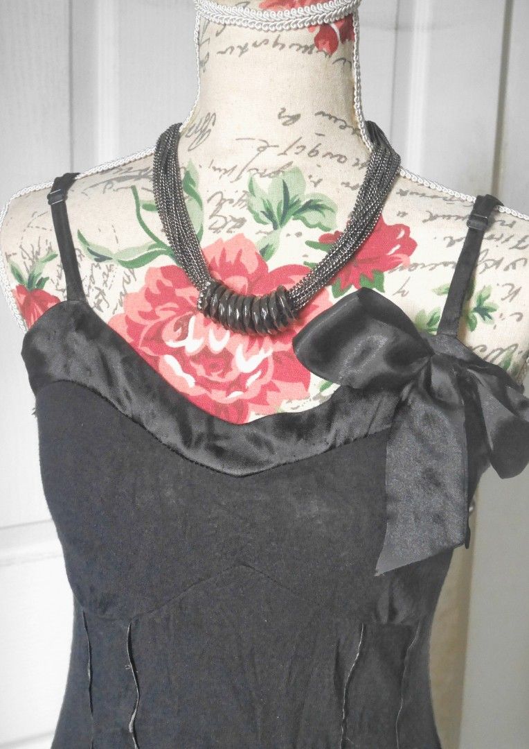 2000s Dark Coquette Shoujo Fatal Frame (Category: Sleeveless) located in Manila. Submitted by faiirytale (Listing ID 1456574412, Image 3). Description: ♡ . tank top ribbon · small · adjustable straps · LunaChix (brand) ₱100.