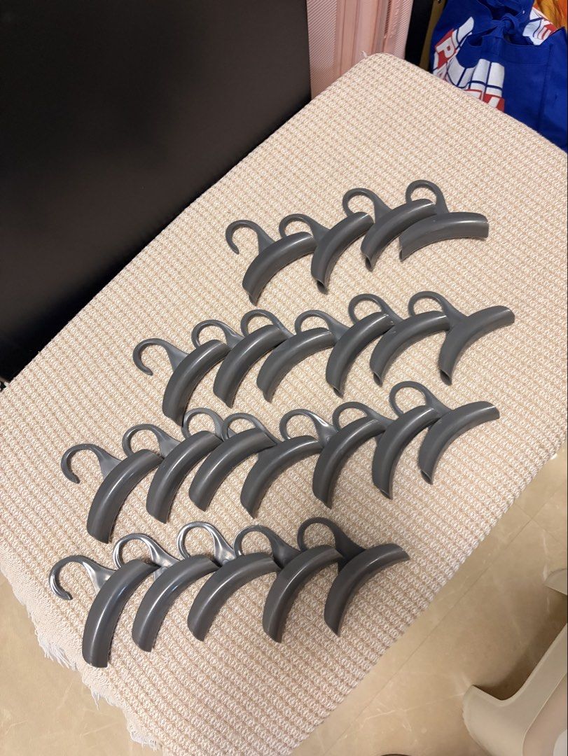 26 pcs Bag Hangers (Category: Hooks & Hangers) located in Taguig. Submitted by _cupkeith (Listing ID 1456429057, Image 1). Description: decluttering! PS: 26 pcs siya but 22 lang nasa pic, hindi ko nasama yung 4 kasi i thought 22 lang, di ko nakita may 4 pa nakatago. 😅 • bought fr orange app • good for hanging your bags sa wardrobe loc: tipas, taguig.