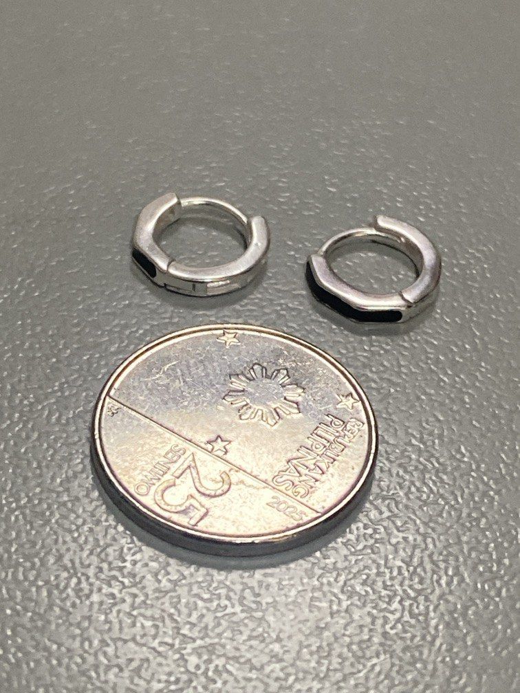 925 clip earrings with black strips 0.82g (Category: Earrings) located in Manila. Submitted by metaleaaaa (Listing ID 1456474935, Image 3). Description: nontarnish, real 925, lightweight, hypoallergenic .