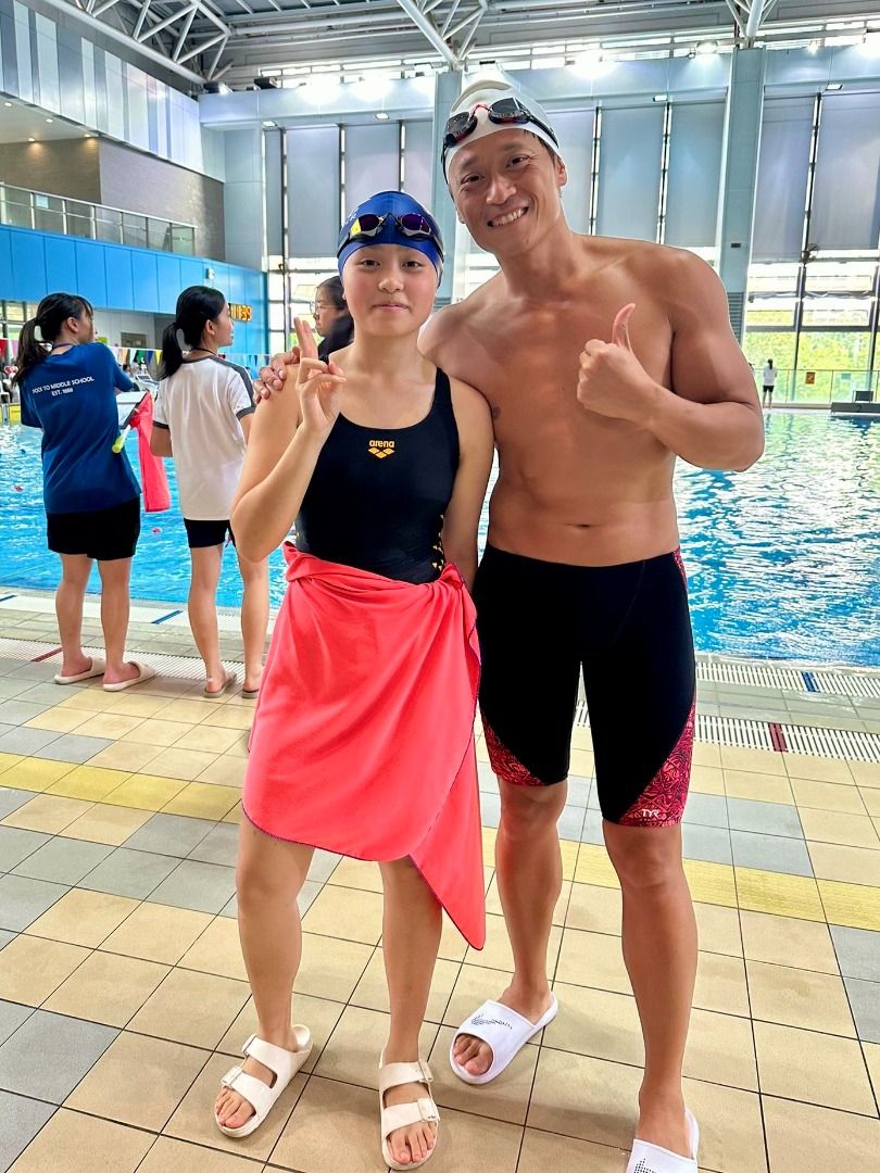 游水教練 • 私人游泳教練Andy Sir泳班 （分類：健身及運動）位於 Hong Kong。 由 leungchikin_andysir 提交（商品編號 1279797313，圖片 1）。簡介： 🔔本人私人游泳男教練，現年48+歲，已擁有超過25+年豐富教授游泳經驗🥇 小班教學👨‍👦一對一為主⏱️可更有效提升專注度和學習進度👨‍👨‍👧‍👦二或三有需要可安排組班 因應各學員能力💡提供及設計💯適合每位學員既📍定點游泳課程‼️ 👍🏾教學以實用及簡單易明方式教授，能在課堂中加強學員對游泳的興趣和短期內掌握游泳竅門，提升學員的信心及自我獨立能力。 ✅已考獲多張專業証書，使各學員能在安全的環境下享受到游泳的樂趣。 •PADI進階潛水員證書 •香港游泳教師總會證書 •香港拯溺總會拯溺證書 •香港拯溺總會泳池救生證書 •香港拯溺總會水上急救證書 •香港拯溺總會拯溺銅章 •香港聖約翰急救證書 ★教授對象★ 擅長教授3~8歲幼兒童 • 0經驗初學者 ★教授泳式★ (自 / 蛙 /