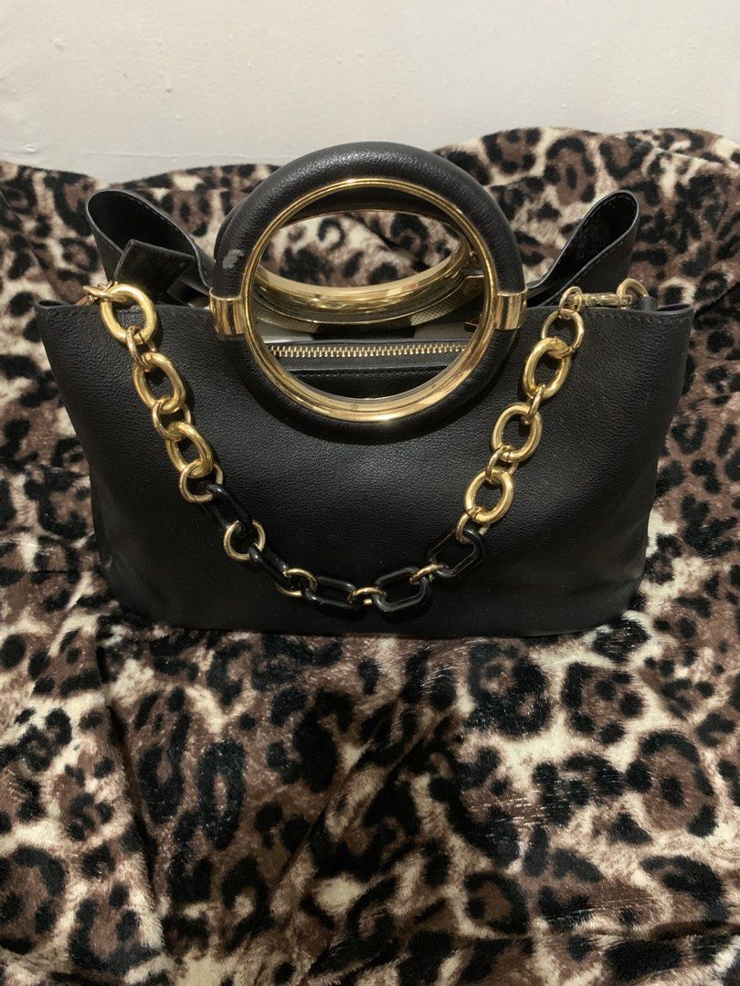 ALDO BAG WITH LONG STRAP & DUST BAG (Category: Shoulder Bags) located in Caloocan City. Submitted by _bae0 (Listing ID 1456586176, Image 1). Description: 9/10 condition -few/very minimal scratches -need fund for labs on school :)) RFS: hindi ko nagagamit, sayang lang naaalikabukan, plus decluttering in this economy..