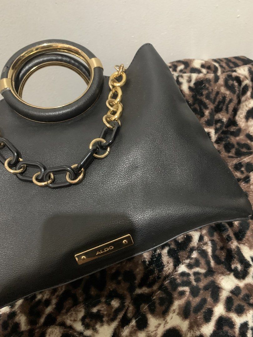 ALDO BAG WITH LONG STRAP & DUST BAG (Category: Shoulder Bags) located in Caloocan City. Submitted by _bae0 (Listing ID 1456586176, Image 3). Description: 9/10 condition -few/very minimal scratches -need fund for labs on school :)) RFS: hindi ko nagagamit, sayang lang naaalikabukan, plus decluttering in this economy..