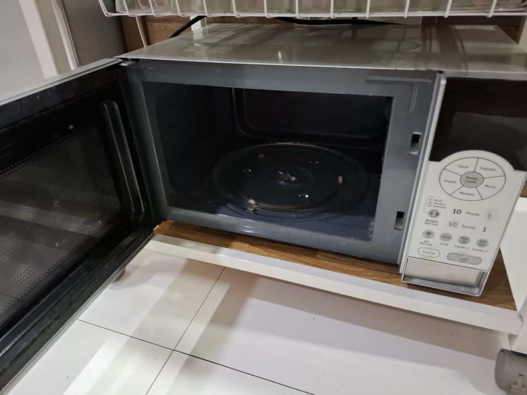 American Home microwave oven (Category: Ovens & Toasters) located in Angono. Submitted by joanna_g (Listing ID 1456540563, Image 2). Description: .