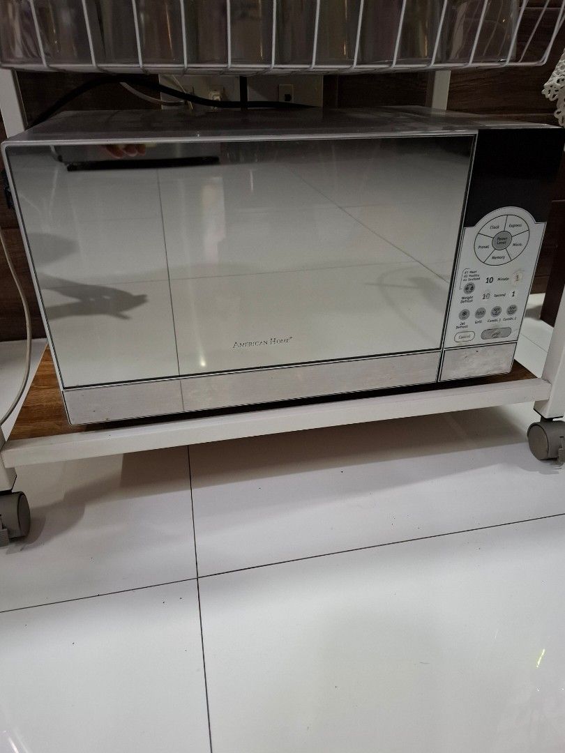American Home microwave oven (Category: Ovens & Toasters) located in Angono. Submitted by joanna_g (Listing ID 1456540563, Image 1). Description: .