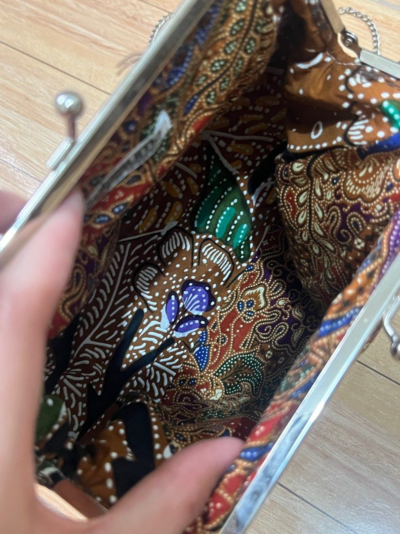 ANTAKESUMA Batik Vintage Clutch Bag with Chain Strap (Category: Clutches) located in Cabanatuan. Submitted by shalaa.clb (Listing ID 1456516612, Image 3). Description: - Adorable batik print clutch bag - Features a stylish metal chain strap - Interior tag reads 'Antakesuma' - Ideal for evening events or as a colorful accessory - Small and compact design.