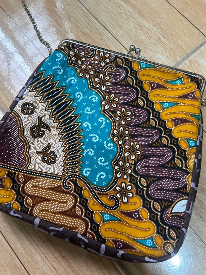 ANTAKESUMA Batik Vintage Clutch Bag with Chain Strap (Category: Clutches) located in Cabanatuan. Submitted by shalaa.clb (Listing ID 1456516612, Image 2). Description: - Adorable batik print clutch bag - Features a stylish metal chain strap - Interior tag reads 'Antakesuma' - Ideal for evening events or as a colorful accessory - Small and compact design.