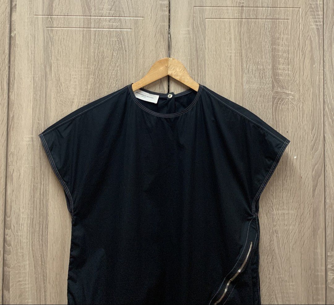 Aquilano•Rimondi Structural Shirt size (Category: Luxury Accessories) located in Bocaue. Submitted by mndzeey (Listing ID 1456467845, Image 2). Description: Aquilano•Rimondi Structural Shirt size Medium to Large Womens Dimensions Width -20 Length -24 As new No issues Made in italy Asymmetrical Zip Contrast Stitching Boxy Silhouette This garment highlights Tommaso Aquilano and Roberto Rimondi's signature approach to structural tailoring and modern